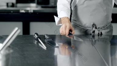 老板准备烹饪厨房特写镜头男人。手铺设刀